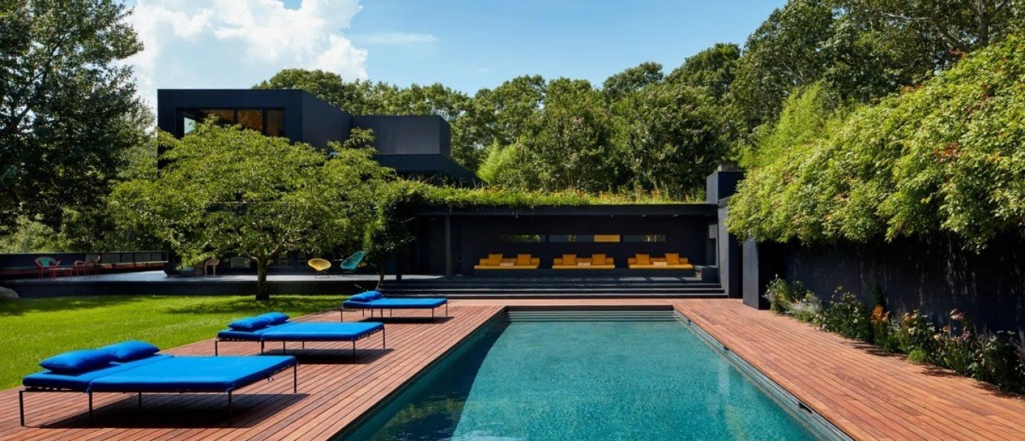 Μυηθείτε στην εξωτική ατμόσφαιρα της έπαυλης του δημοφιλούς φωτογραφικού διδύμου  Inez και Vinoodh στον οικισμό "Water Mill" 