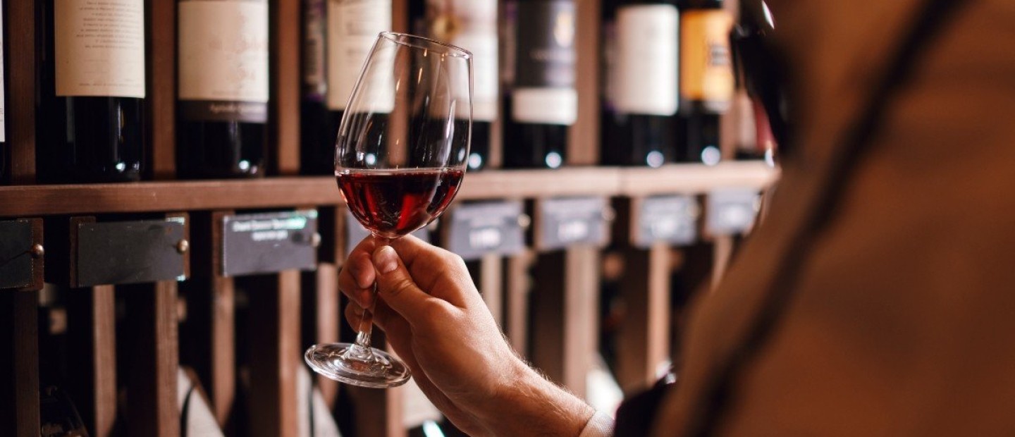 Ask the wine experts: Tρεις ειδικοί του κρασιού λύνουν τις απορίες μας 