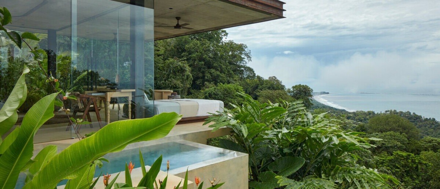 Δύο breathtaking βίλες βουτηγμένες στο πράσινο γίνονται «ένα» με τη φύση