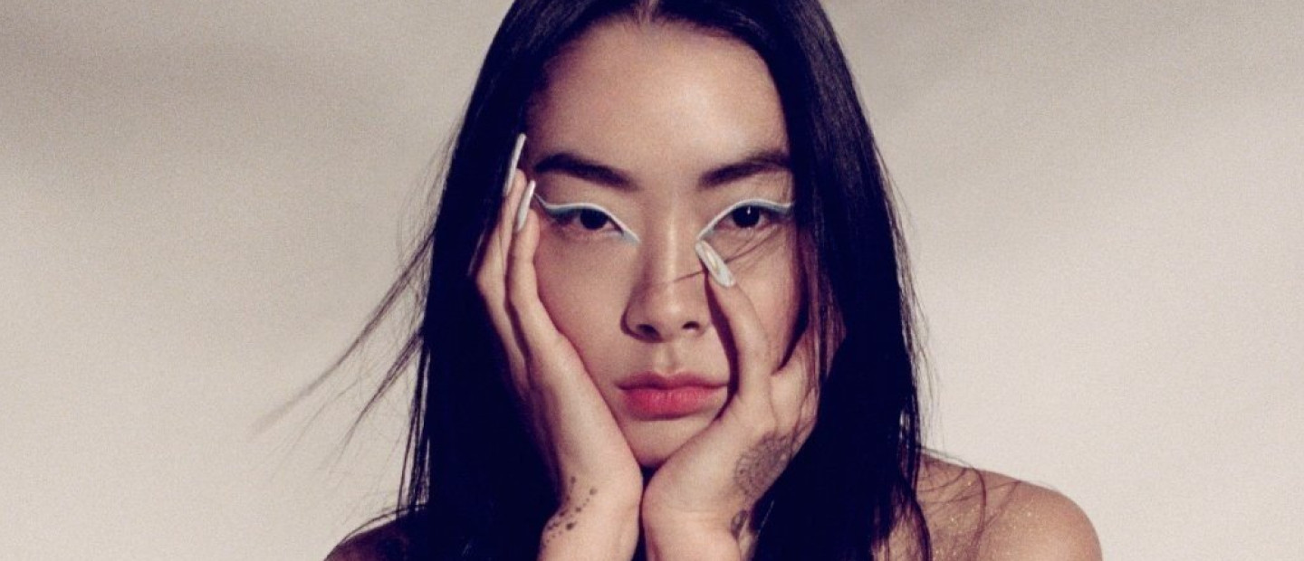 Rina Sawayama: Μοιράζεται μαζί μας τη βραδινή ρουτίνα περιποίησής της 