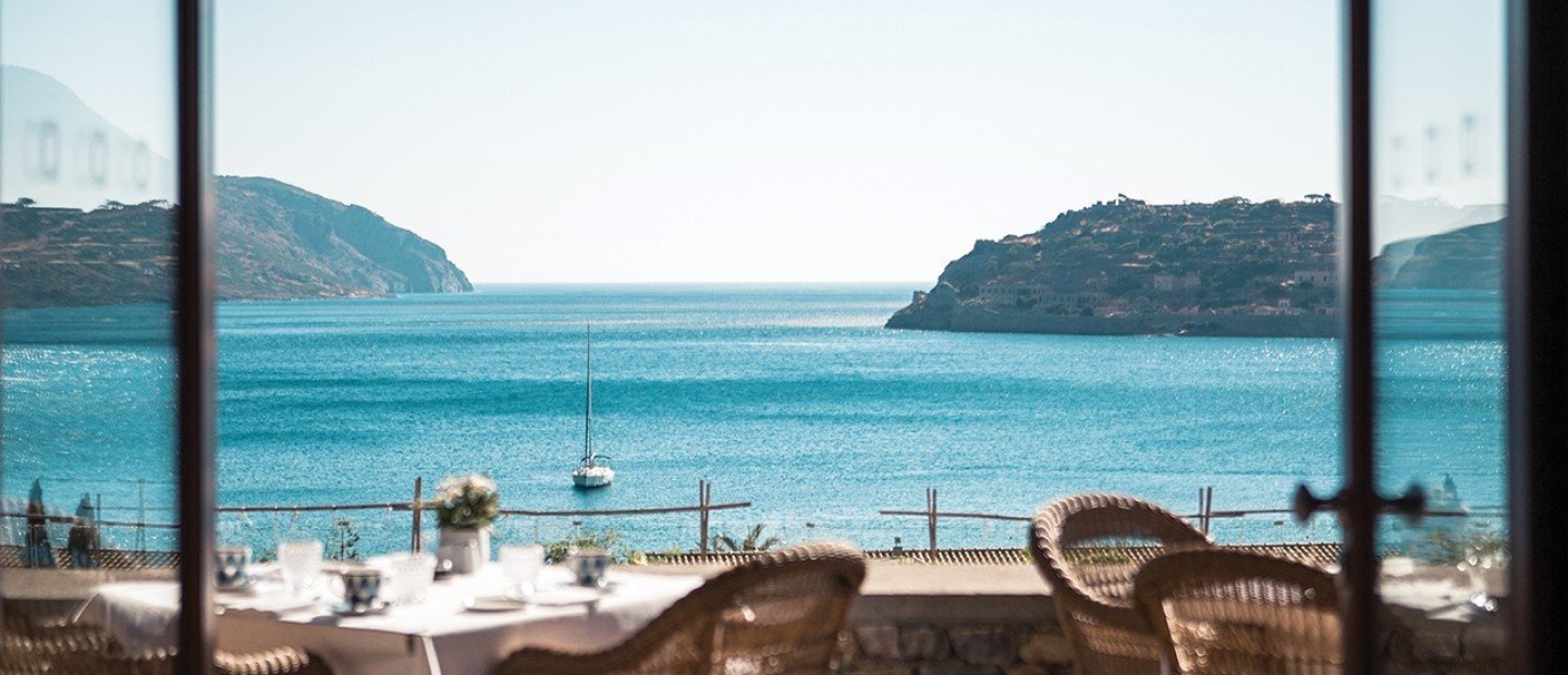 Tο πολυτελές θέρετρο της Κρήτης επαναπροσδιορίζει την ουσία της γνήσιας ελληνικής φιλοξενίας