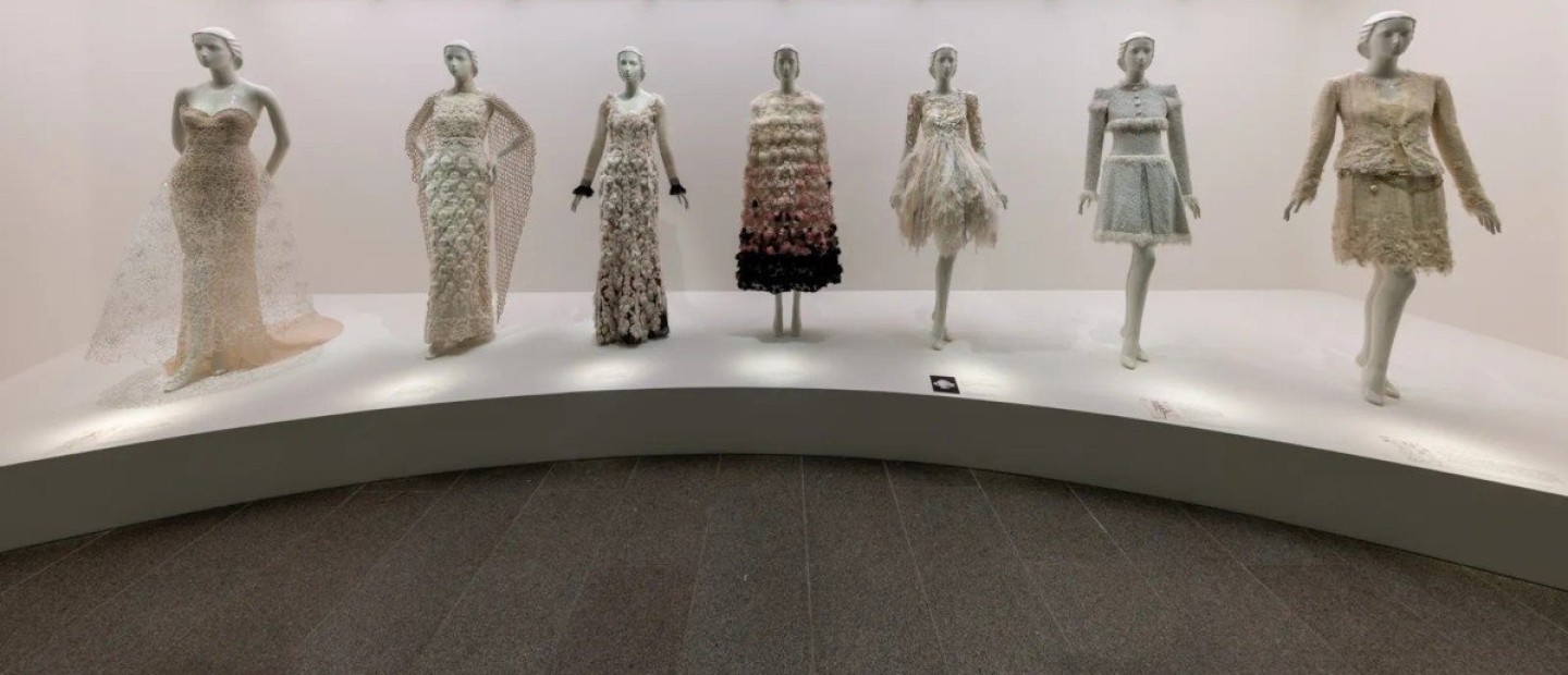 Karl Lagerfeld MET Exhibition: Περιηγούμαστε στην πολλά υποσχόμενη έκθεση 