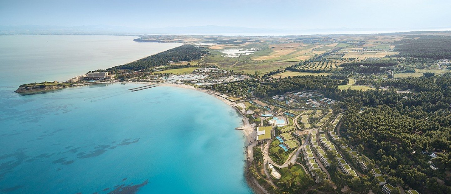 Πλαισιωμένο από το ατελείωτο γαλάζιο της χερσονήσου Κασσάνδρας στη Χαλκιδική, το πολυβραβευμένο Sani Resort συνδυάζει ένα μαγικό τρίπτυχο επιτυχίας 