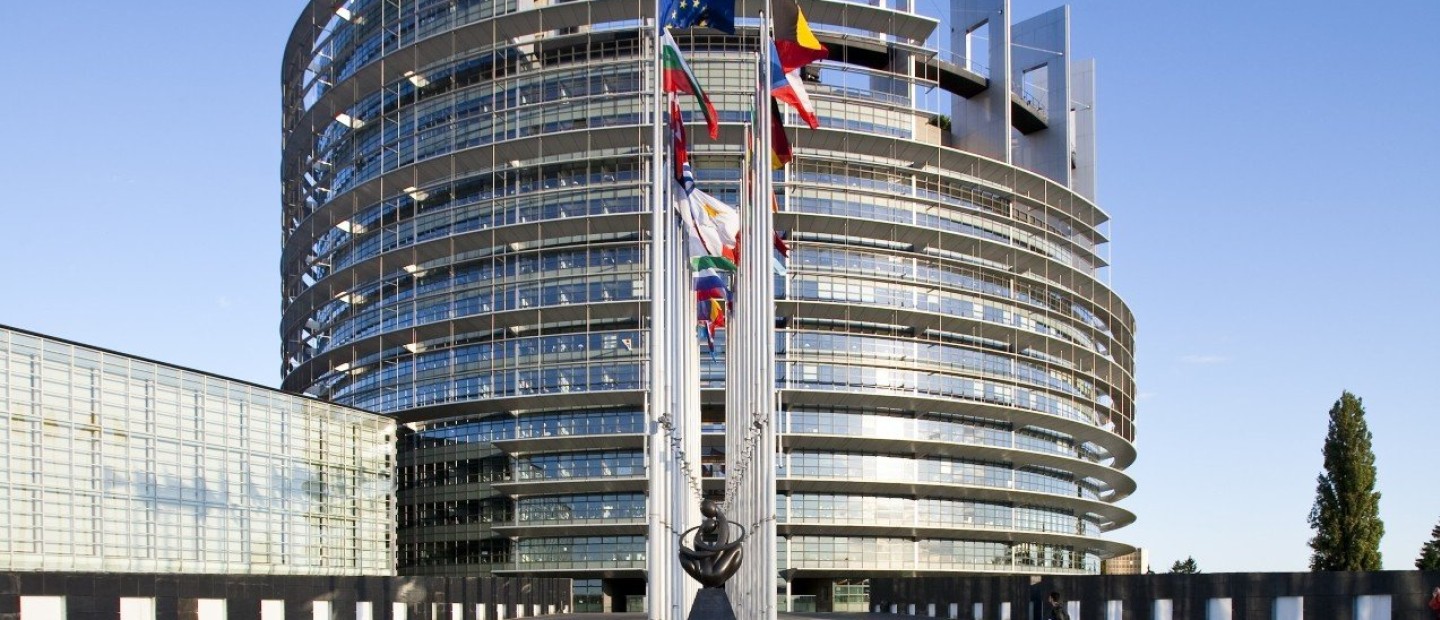 Τελικά τι συμβαίνει όταν σβήνουν τα φώτα στο Ευρωκοινοβούλιο;