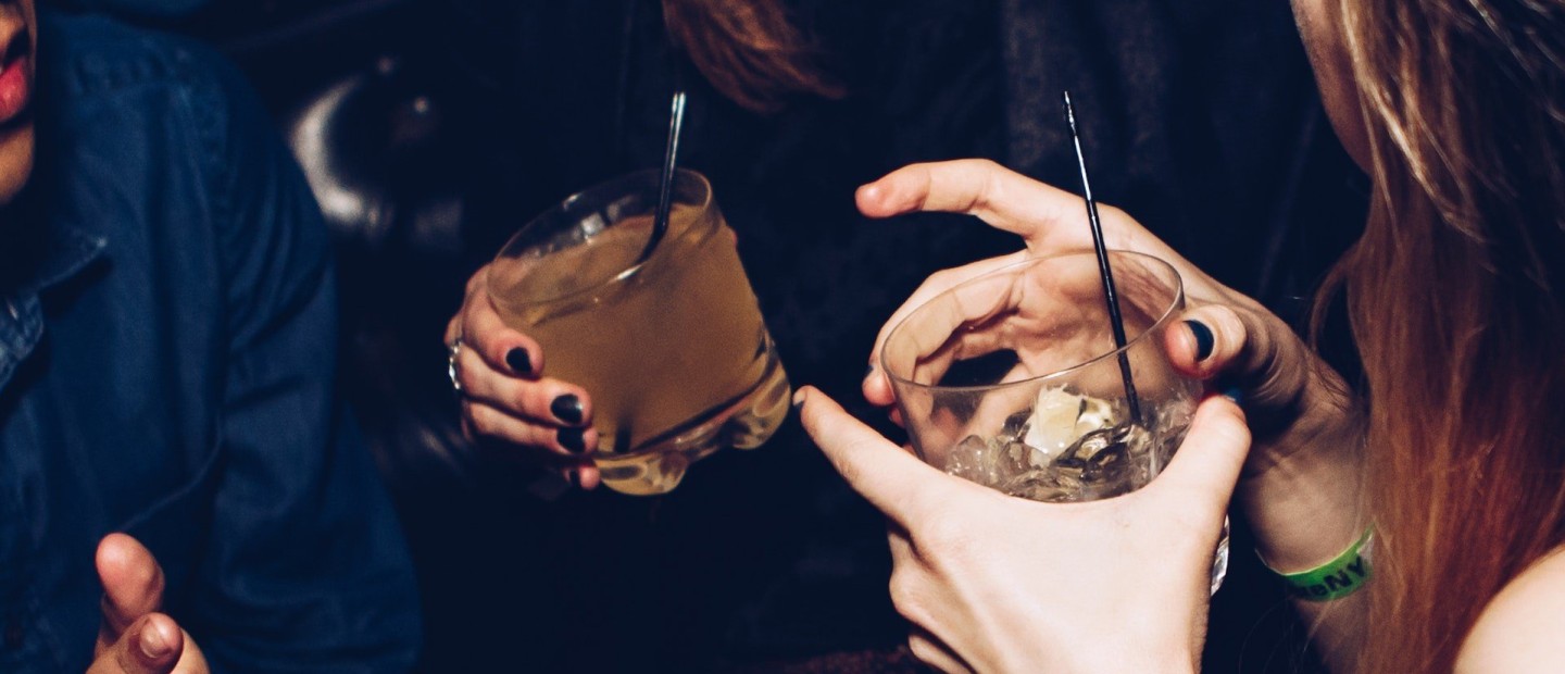 Gin tonic ή λευκό κρασί; Ποιο ποτό πίνουμε όταν κάνουμε δίαιτα 