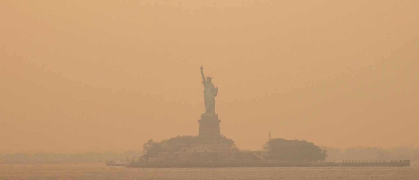 Απόκοσμο σκηνικό: Η Νέα Υόρκη «πνίγεται» από τους καπνούς κι έχει σημάνει παγκόσμιος συναγερμός