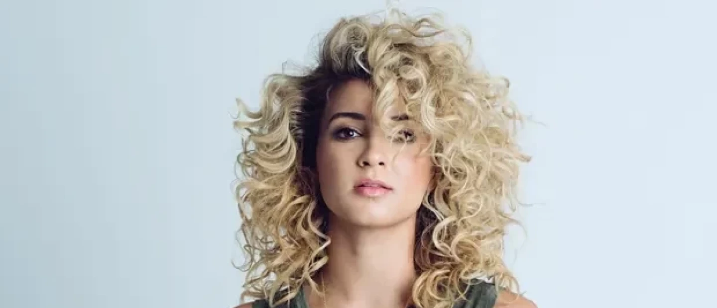 Tori Kelly: Μοιράζεται τα επόμενα καλλιτεχνικά της σχέδια και την αδυναμία της στη Y2K φιλοσοφία 
