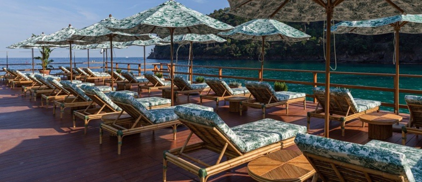 Οι ιταλικές παραλίες απέκτησαν eclectic χαρακτήρα χάρη στην υπογραφή διάσημων brands 
