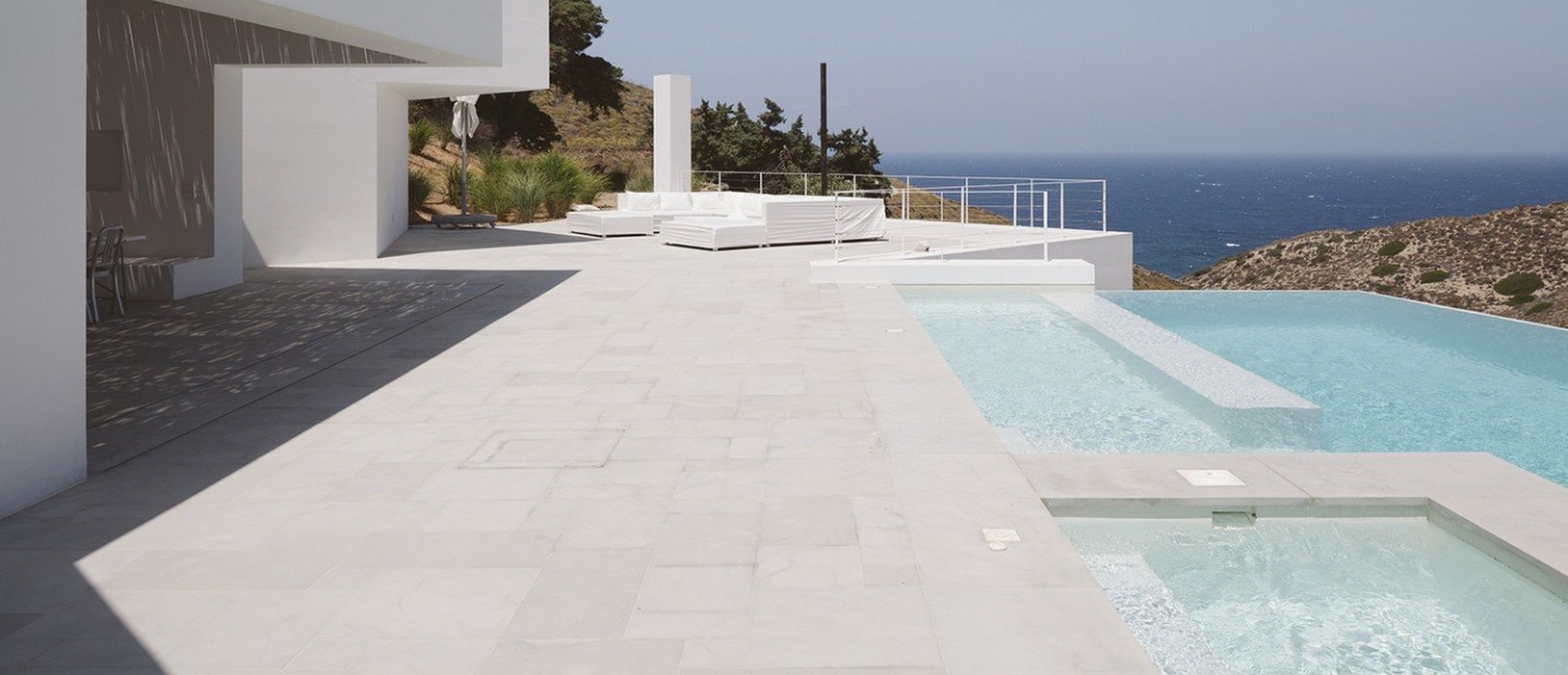 Μια λευκή κατοικία στην Αντίπαρο μας εισάγει σε έναν μαγικό κόσμο γεμάτο από αντιθέσεις  