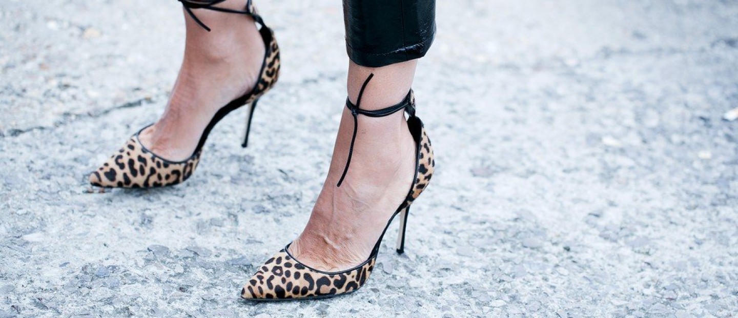 Πρήζονται τα πόδια σας από τη ζέστη; Ένας ειδικός εξηγεί γιατί και πώς να το σταματήσετε