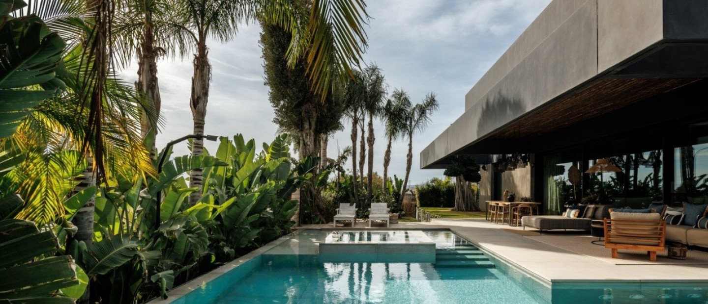 Δείτε πως μια πολυτελής κατοικία στην Ισπανία συνδυάζει τη σύγχρονη άνεση με τη λειτουργικότητα 