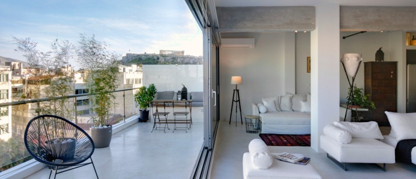 Ένα industrial loft στο ιστορικό κέντρο της Αθήνας μας χαρίζει την υπέροχη θέα της Ακρόπολης 