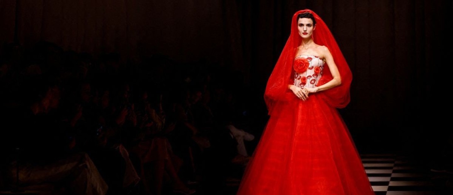 Το Giorgio Armani Privé show θυμίζει ένα πανέμορφο μπουκέτο τριαντάφυλλα