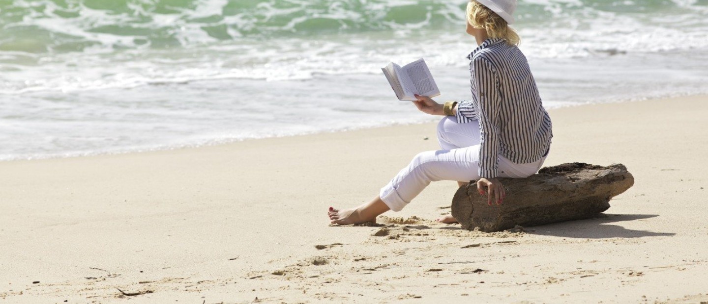 By the sea: Οι 10 all time classic επιλογές βιβλίων που θα συντροφεύσουν στην παραλία 