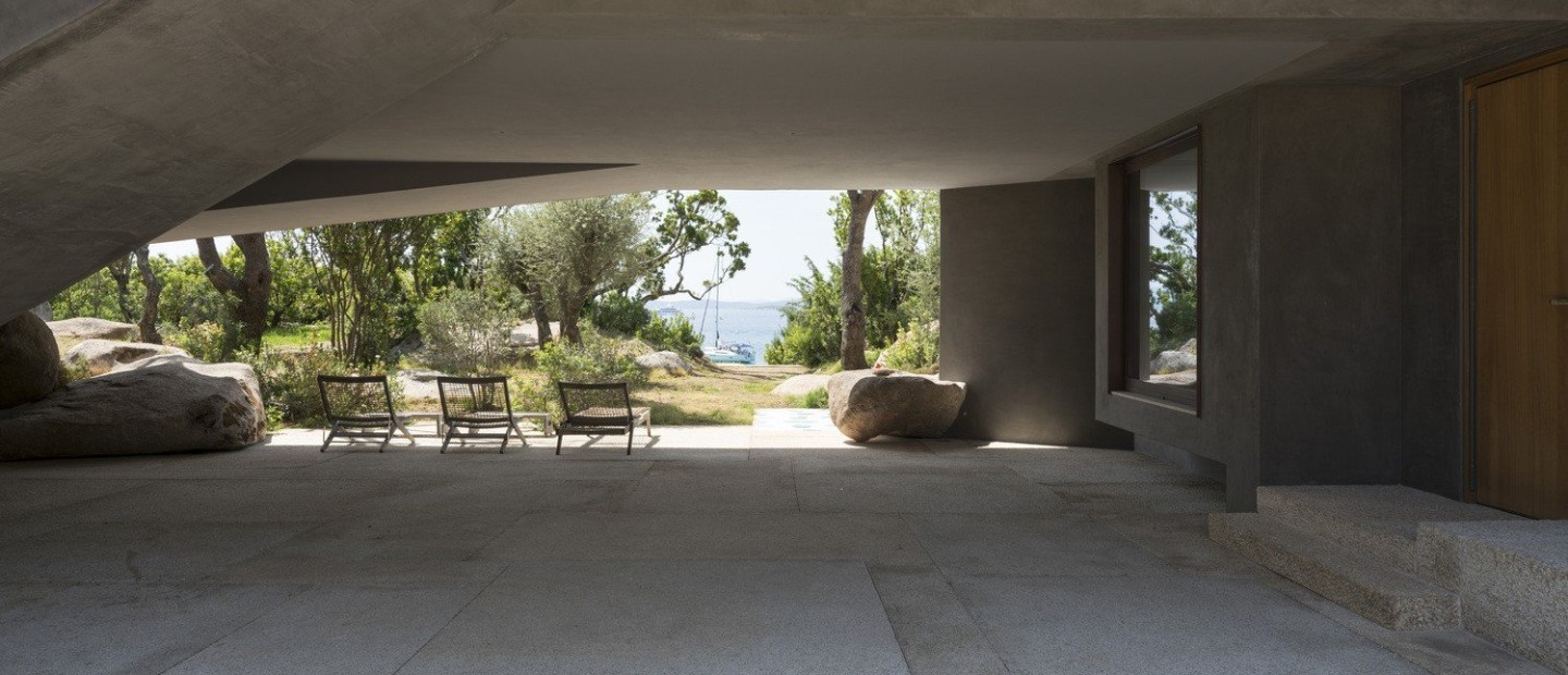 Ένα εκπληκτικό σπίτι στην Σαρδηνία που θυμίζει σύγχρονη σπηλιά 