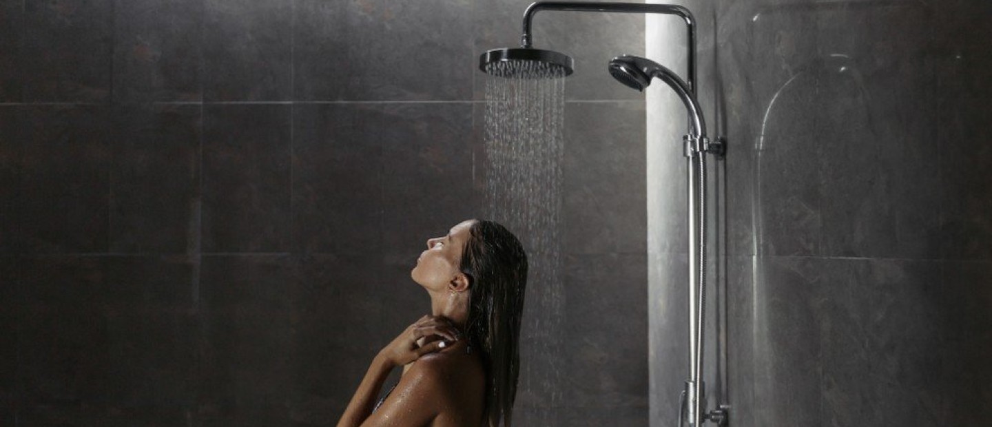 Cold shower: Τα 5 οφέλη για την υγεία που προσφέρει ένα κρύο ντους