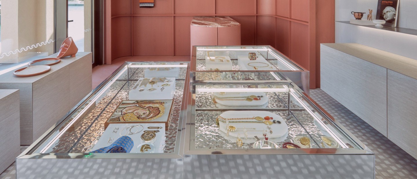 Σε τόνους τερακότας το νέο υπέροχο Benaki Museum shop στη Navarino Agora 