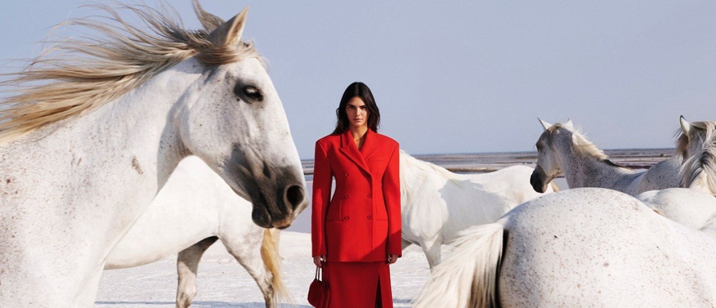 Kendall Jenner: Το πρόσωπο της νέας καμπάνιας της Stella McCartney ποζάρει μαζί με άλογα