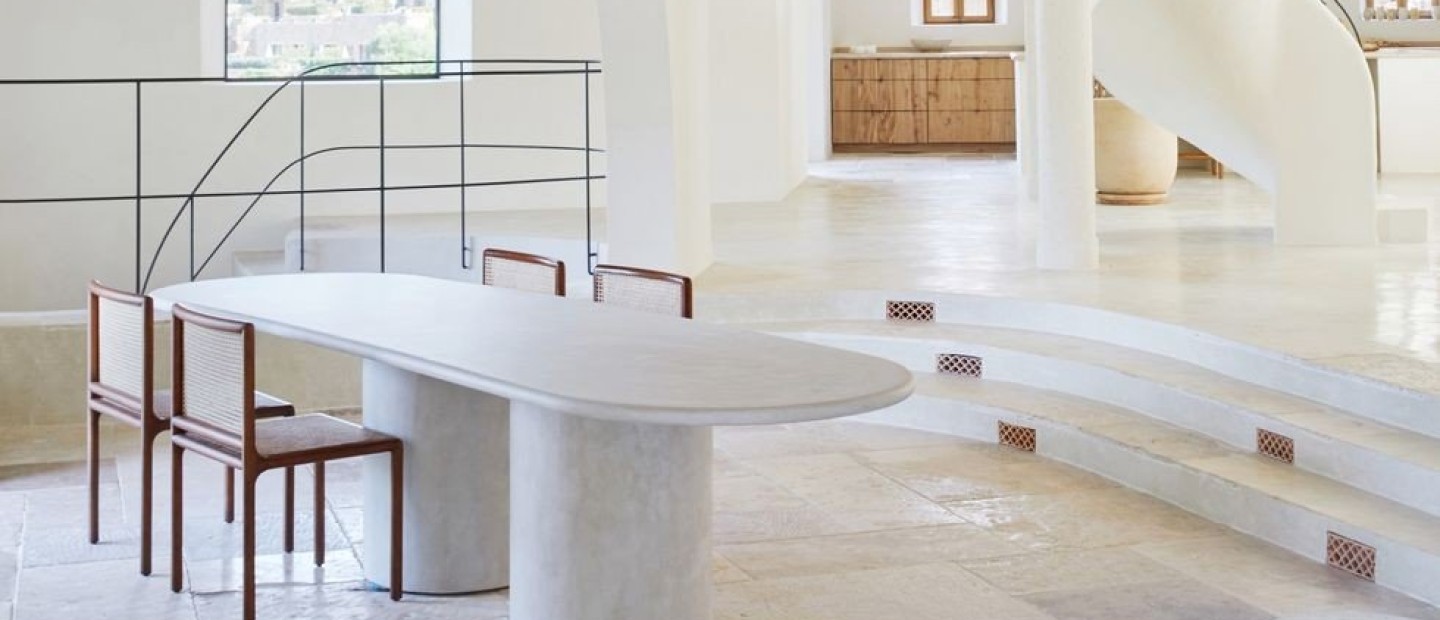 Μια ολόλευκη κατοικία στη Μαγιόρκα ακολουθεί πιστά τις αρχές του μοναστηριακού μινιμαλισμού