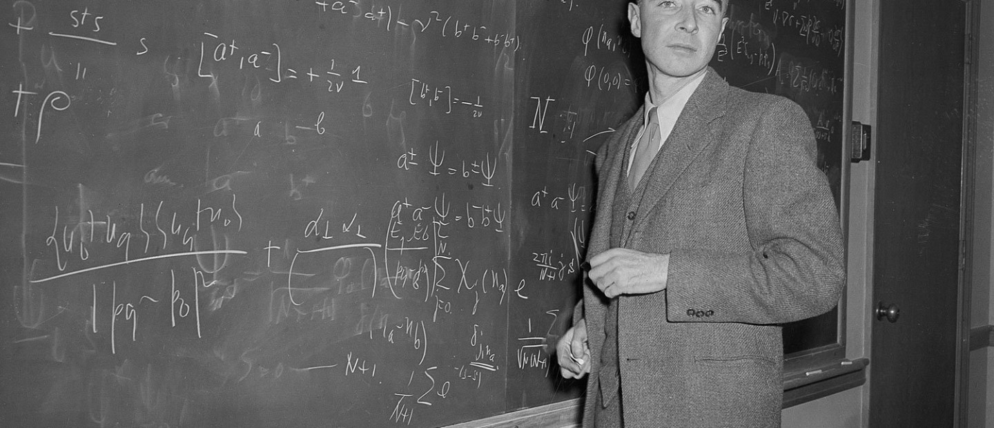 J. Robert Oppenheimer: Ποιο ήταν το πραγματικό πρόσωπό του;  