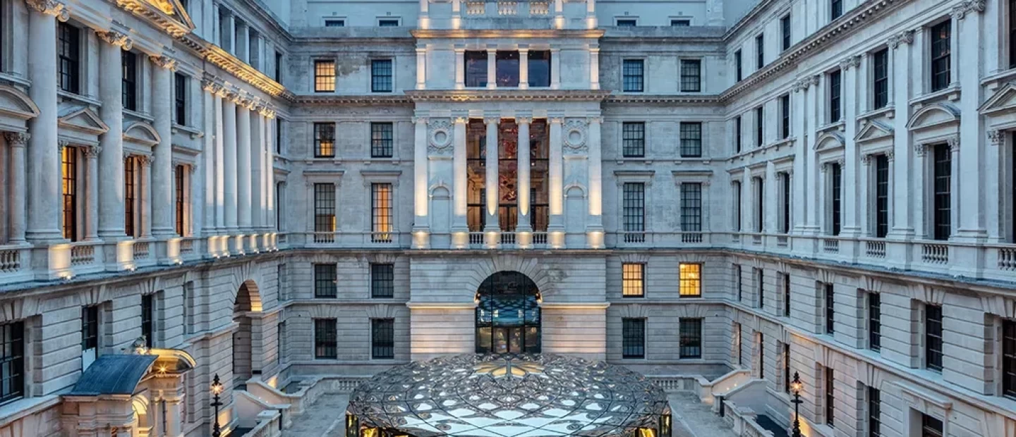 Η αναβαθμισμένη εμφάνιση του The OWO στην καρδιά του Λονδίνου αποκαλύπτει μια μεγάλη eclectic αυλή 