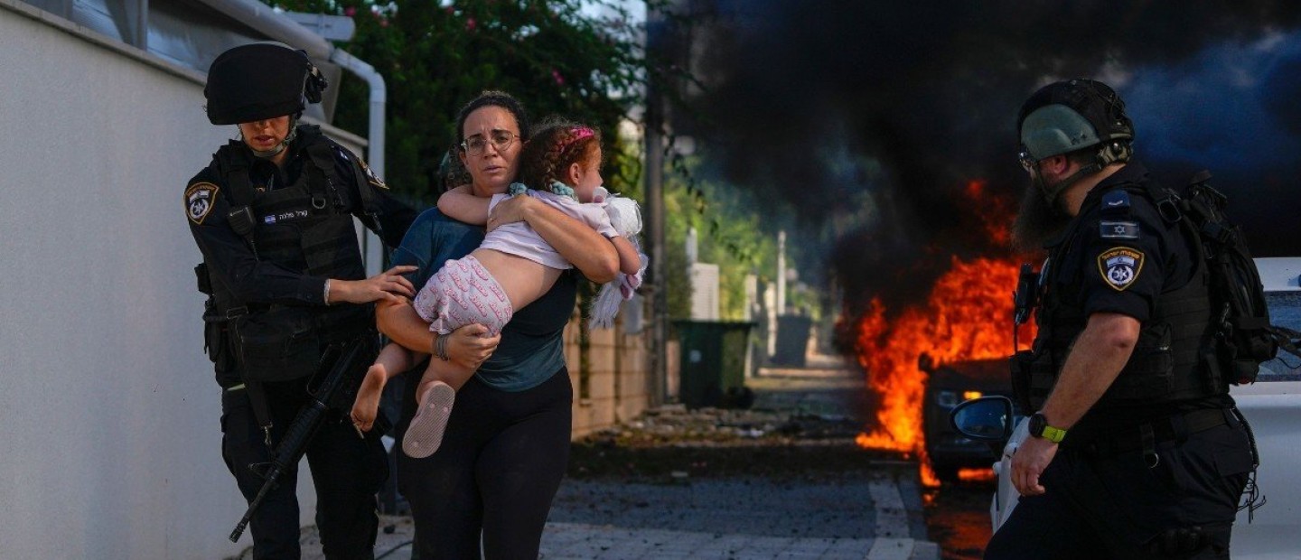 Φλέγεται το Ισραήλ: Η αιφνιδιαστική επίθεση της Χαμάς που άνοιξε έναν νέο κύκλο αίματος 