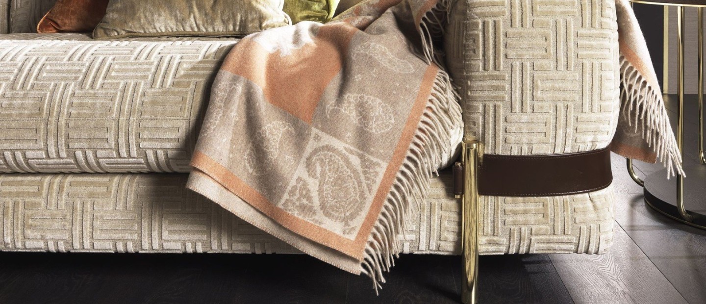 9+1 chic μαξιλάρια που θα κάνουν την κατοικία σας πιο cozy