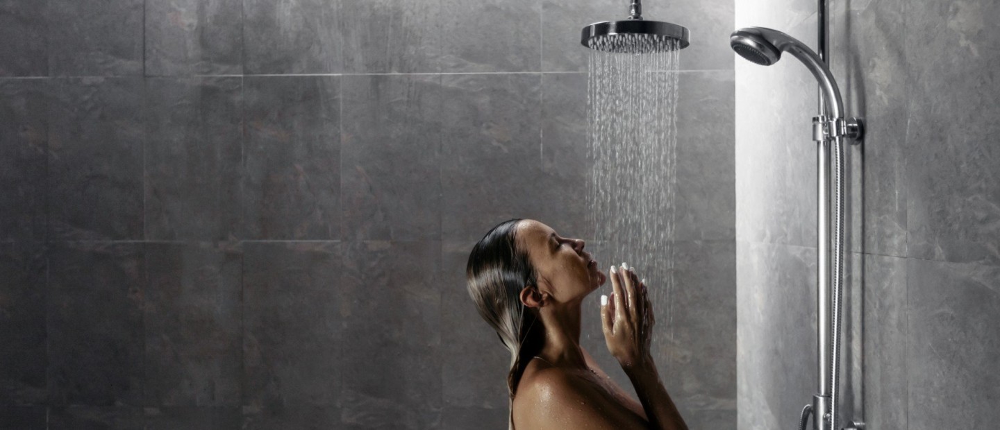 Πρέπει να κάνετε ντους το πρωί ή το βράδυ;