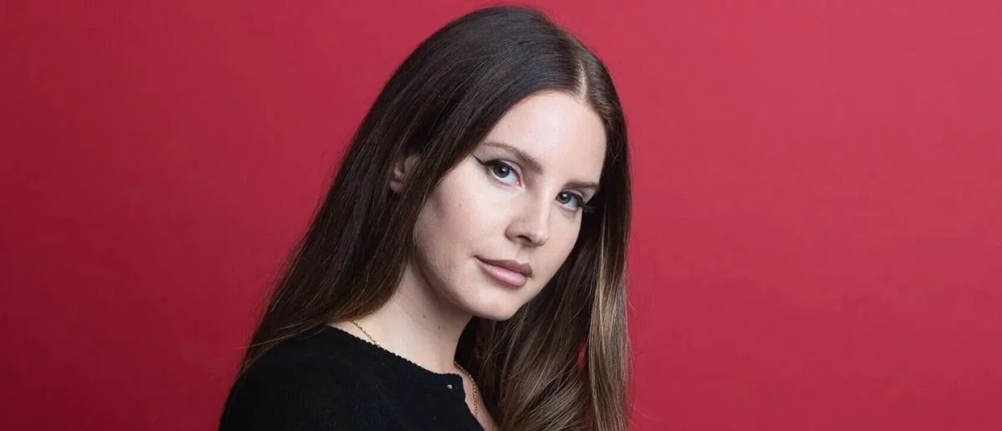Η Lana Del Rey ερμηνεύει live ένα από τα πιο iconic τραγούδια ever