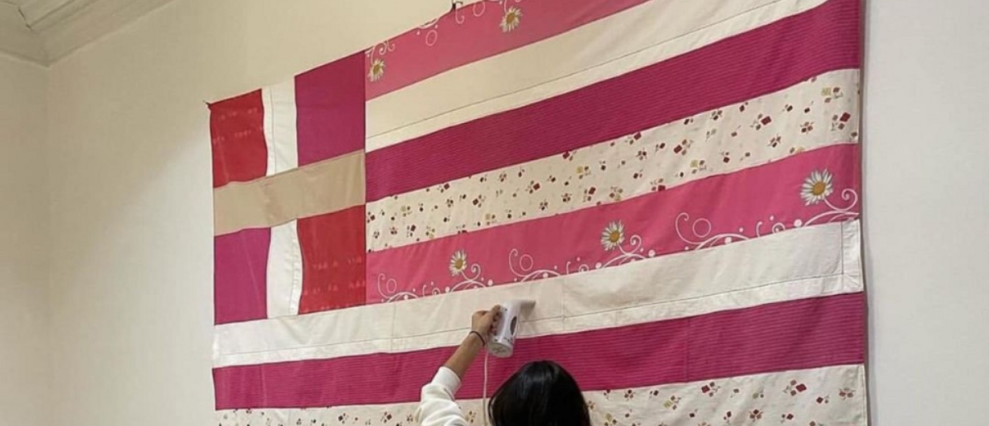 Για ποιον λόγο αποσύρεται η ροζ ελληνική σημαία από έκθεση του Προξενείου της Νέας Υόρκης;