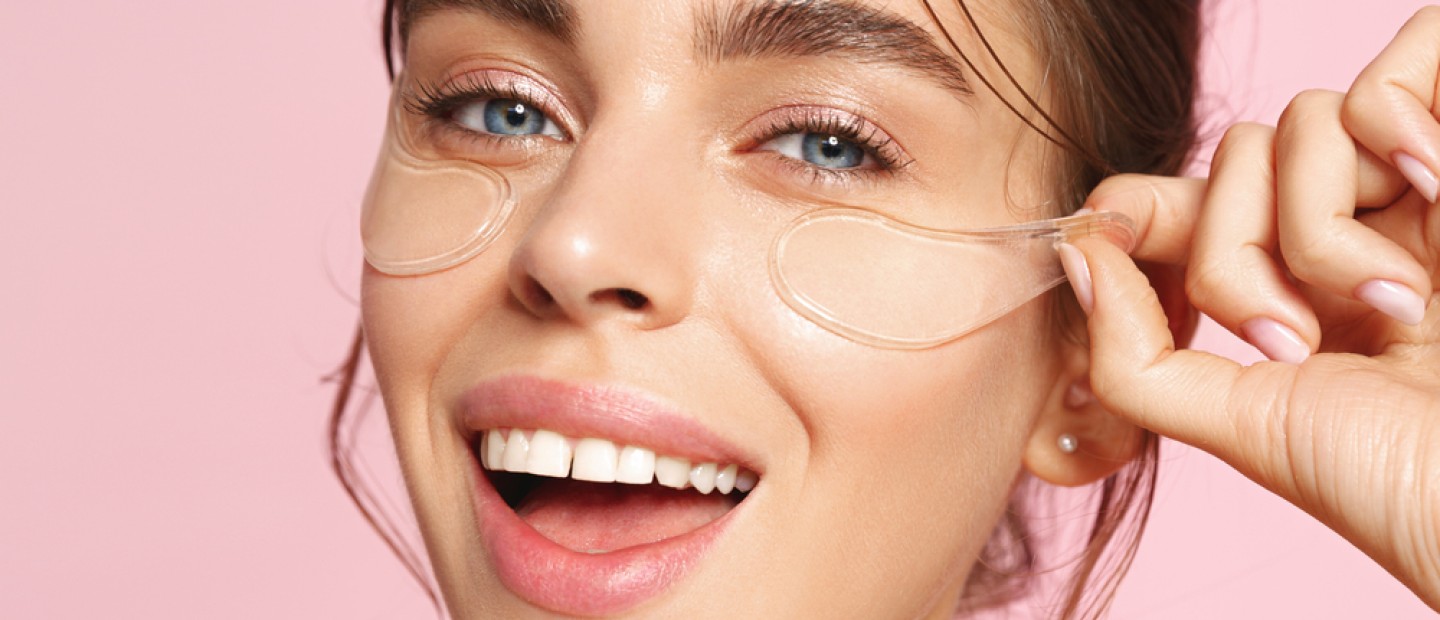 Puffy eyes: Πώς να ξεφορτωθείτε το πρήξιμο κάτω από τα μάτια 