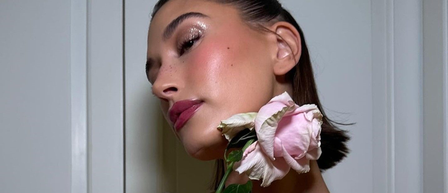 Το "glazed blush" είναι εδώ για να κυριαρχήσει στις φετινές makeup τάσεις