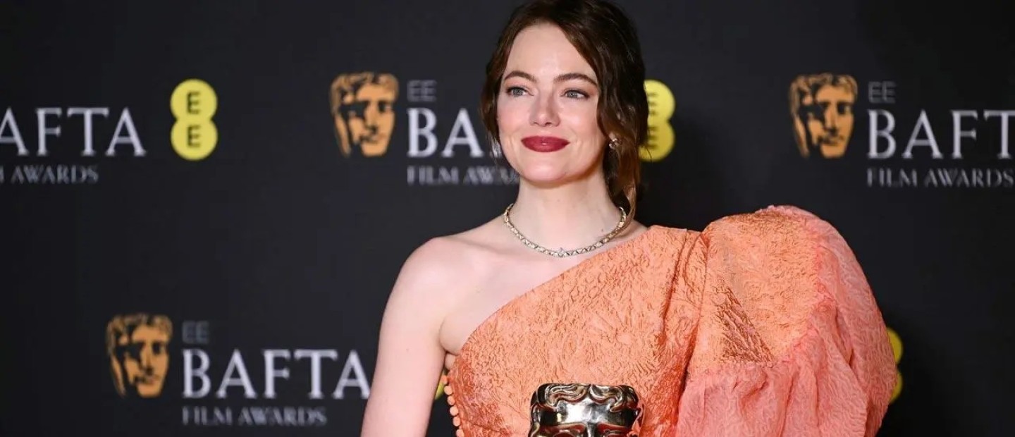 H viral στιγμή που η Emma Stone παρέλαβε το βραβείο της στα φετινά Bafta Awards