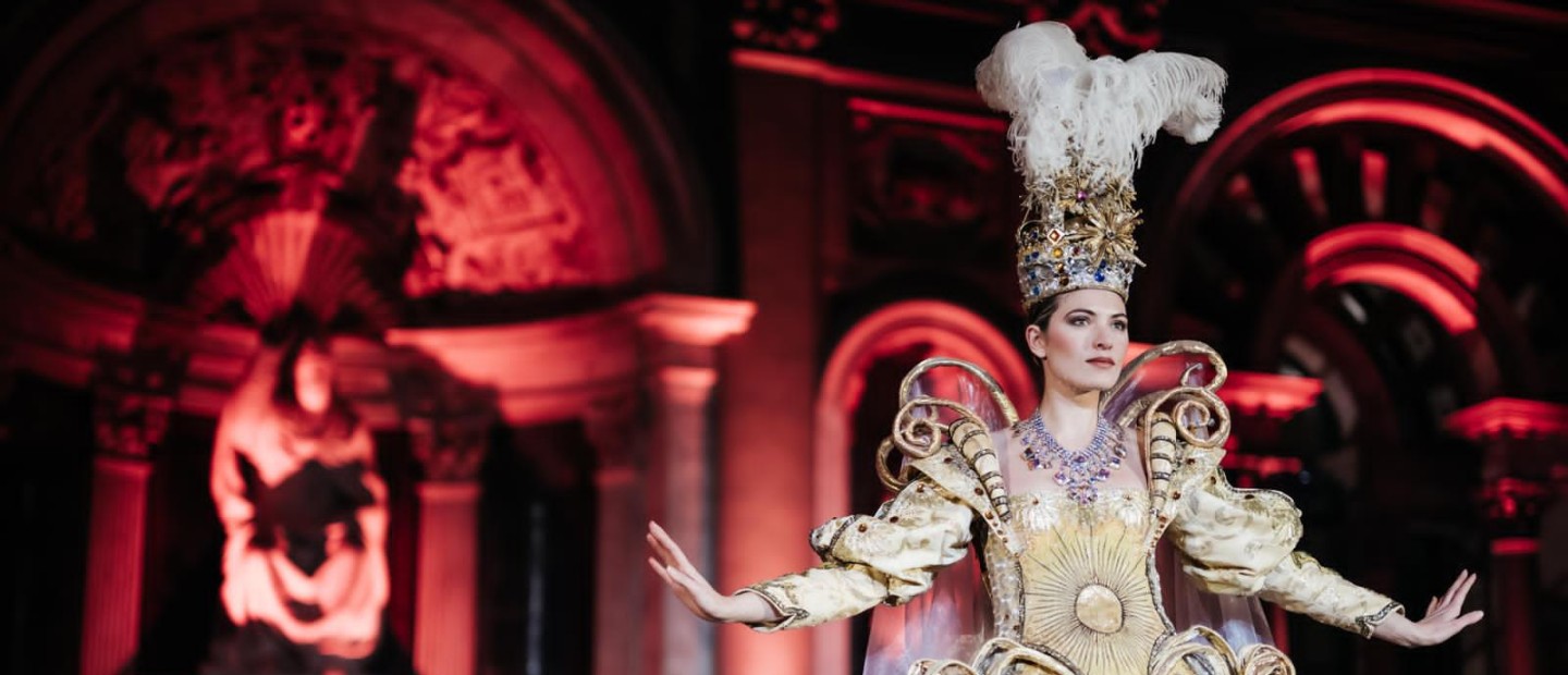 "Queens at the Palace": Ένα εντυπωσιακό gala dinner ball που αναβίωσε το Καρναβάλι της Φλωρεντίας  