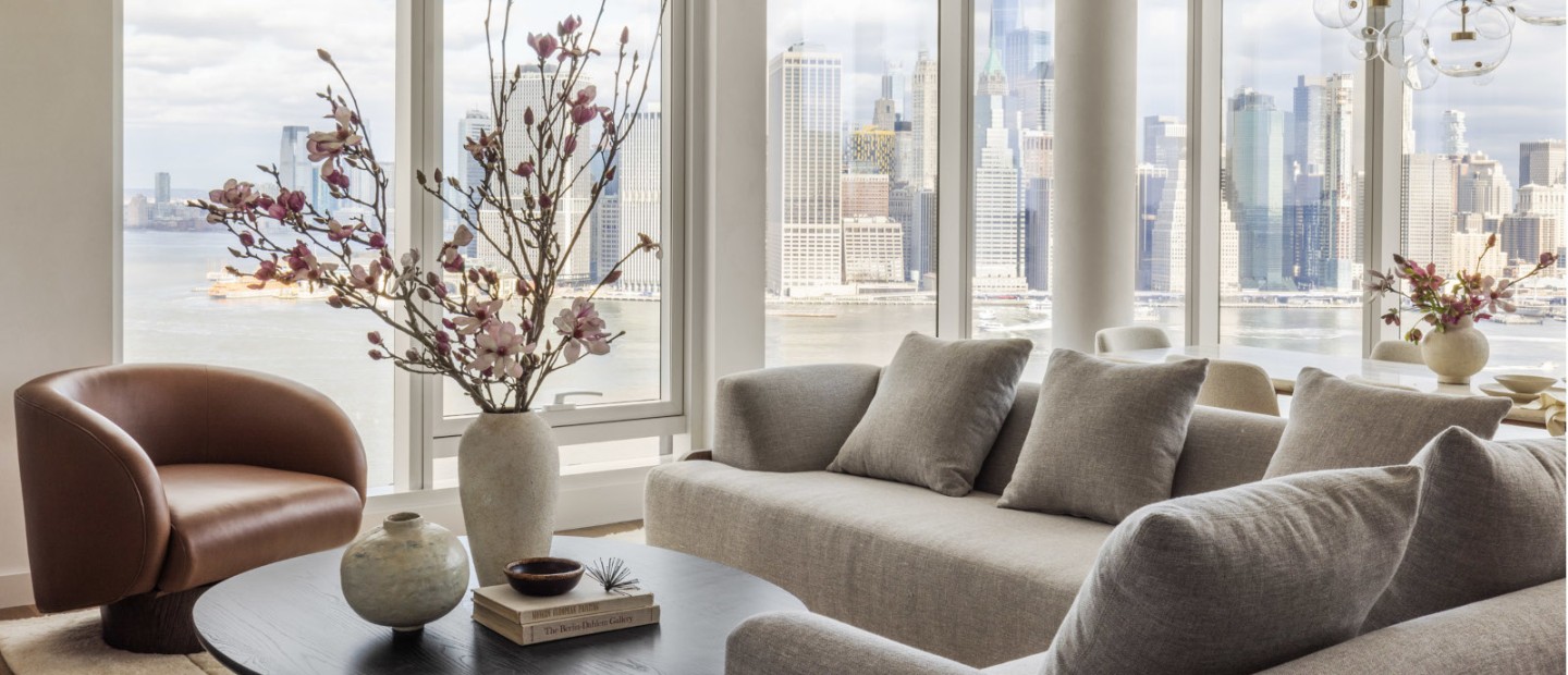 Ένα διαμέρισμα γεμάτο φως στο Brooklyn έχει μετατραπεί σε ένα περιβάλλον που αντανακλά την κομψότητα