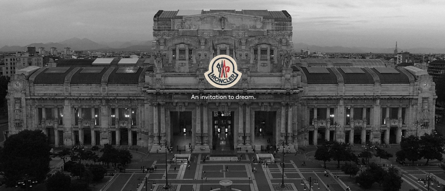 Η νέα εντυπωσιακή έκθεση του οίκου Moncler που μετατρέπει τον κεντρικό σιδηροδρομικό σταθμό του Μιλάνου σε δημόσια gallery 