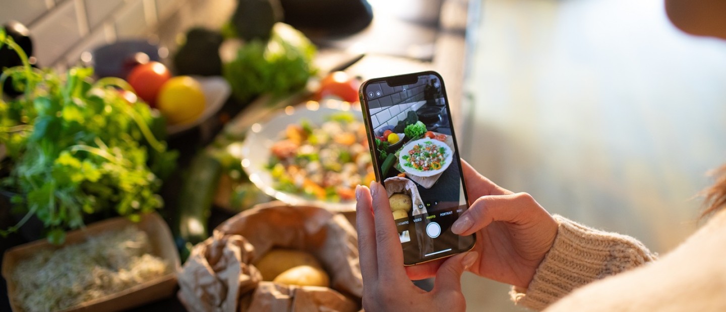 5 ΤikTok accounts που πρέπει να ακολουθήσετε για έμπνευση στην κουζίνα 