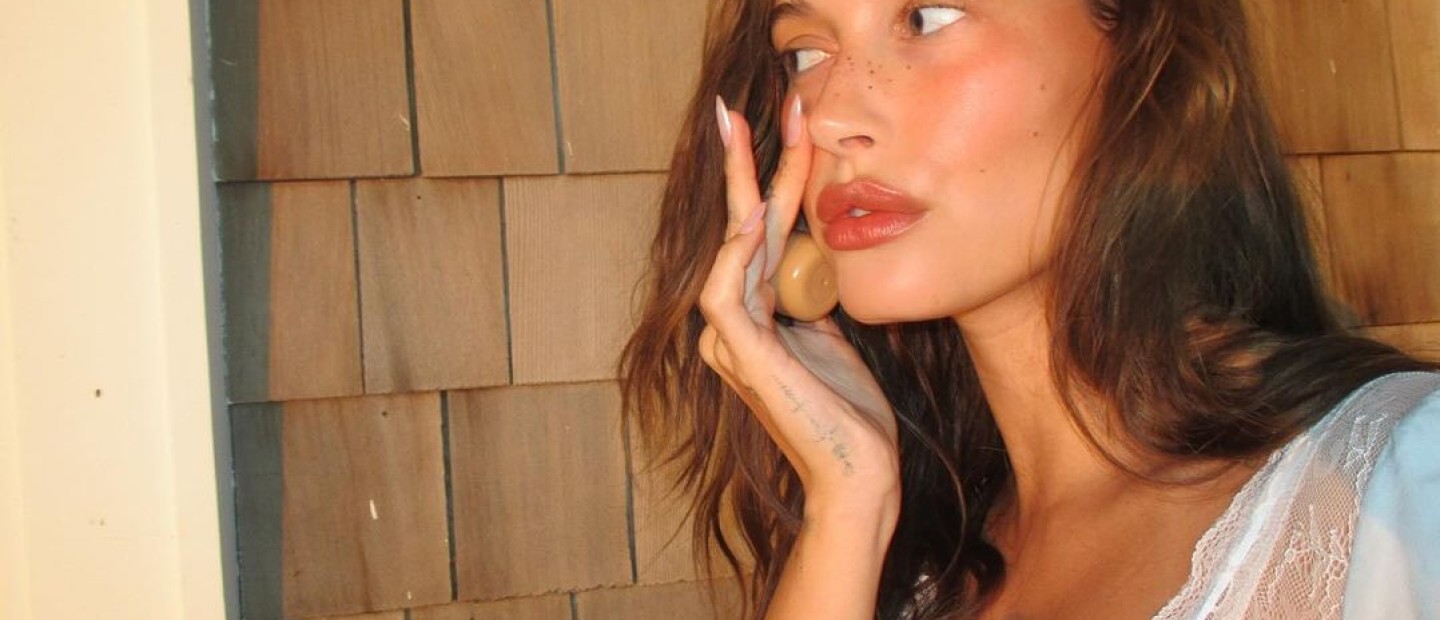 Επιτρέψτε στo cream blush trick της Hailey Bieber να ξεκινήσει την καλύτερη ανοιξιάτικη τάση ομορφιάς