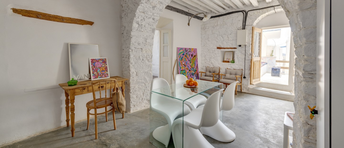 To Syros Art House είναι το ιδανικό νησιώτικο σπίτι που αναβιώνει με σύγχρονο τρόπο