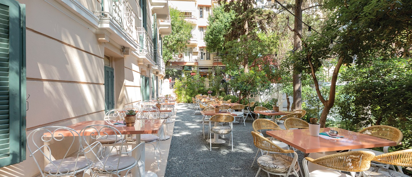 H καλοκαιρινή αυλή που γίνεται σημείο συνάντησης εδώ και χρόνια για τους Θεσσαλονικείς