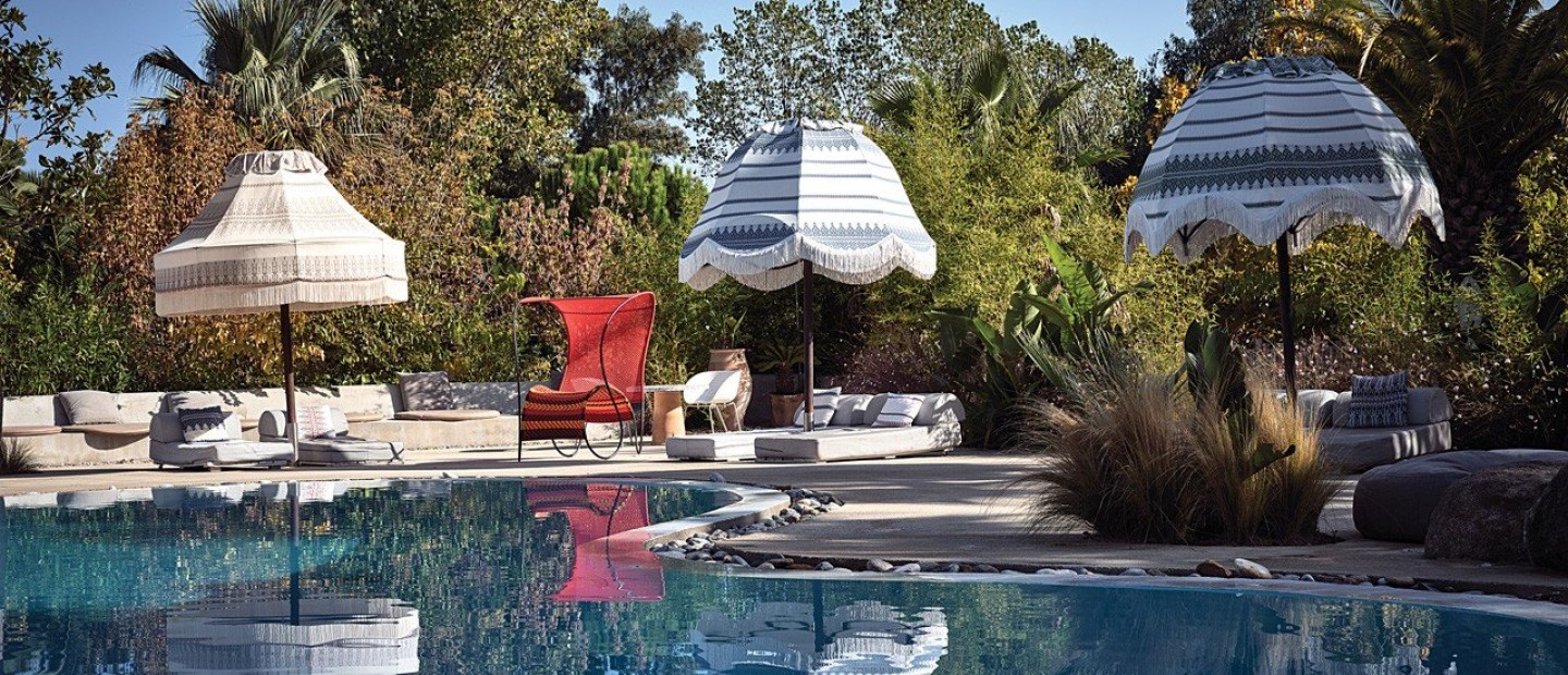 Το resort στη Βουρβουρού που έχει ως βασικά στοιχεία της ταυτότητάς του την υψηλή αισθητική και τη σύνδεση με τη φύση