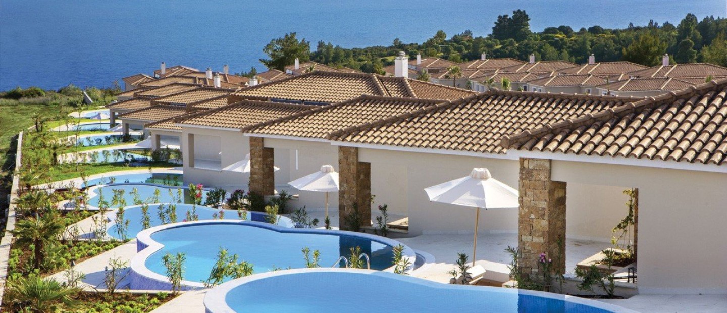 To απόλυτο καταφύγιο πολυτέλειας, όπου το υψηλό design έχει τον πρώτο λόγο, βρίσκεται στη χερσόνησο της Κασσάνδρας