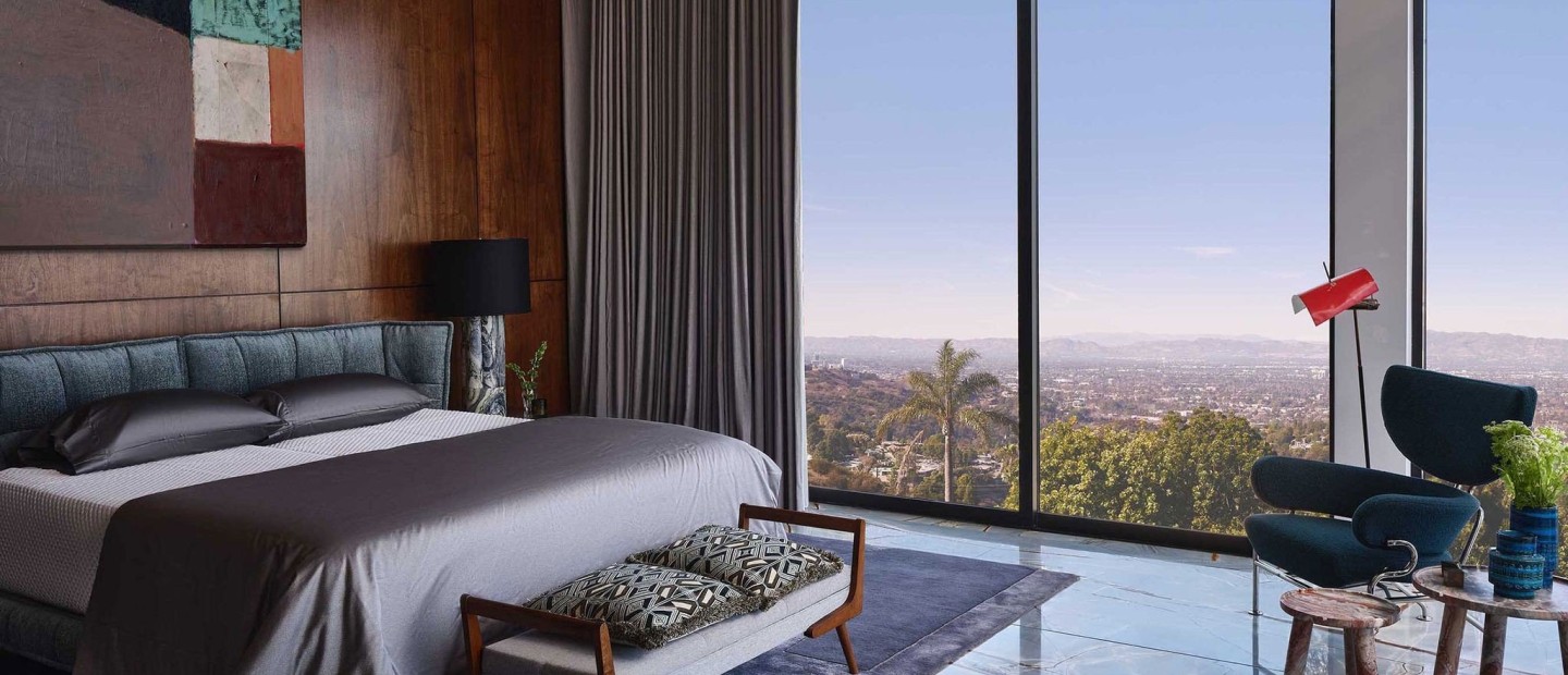 Μια κατοικία στο Hollywood Hills με στοιχεία deco μοντερνισμού μοιάζει βγαλμένη από κινηματογραφική παραγωγή