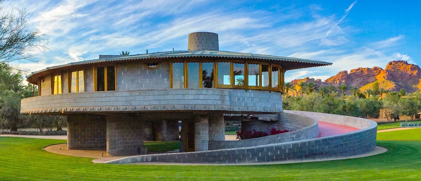 Το φουτουριστικό σπίτι που σχεδίασε ο σπουδαίος αρχιτέκτονας, Frank Lloyd Wright, για τον γιο του στην Αριζόνα