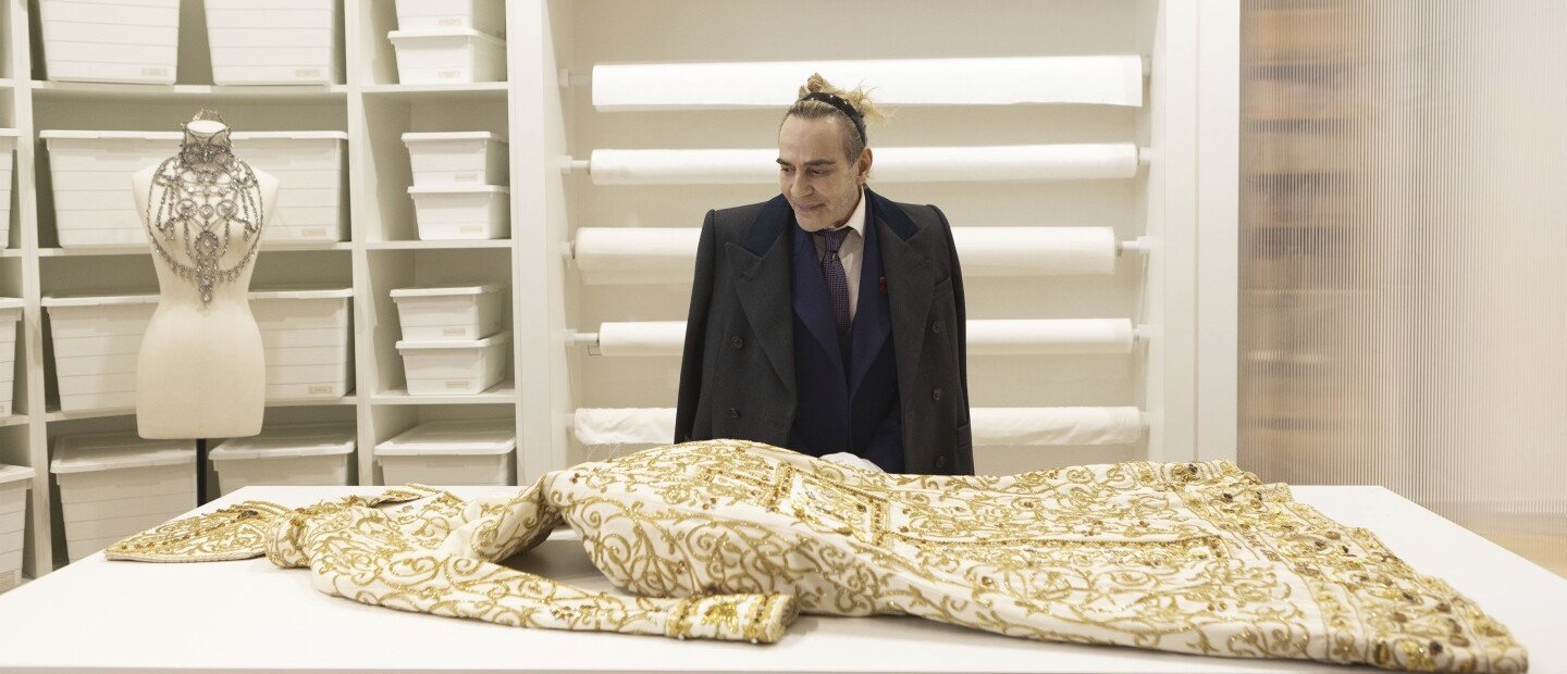 Ο John Galliano παραδίδει στους φοιτητές fashion design ένα μάθημα δημιουργικότητας