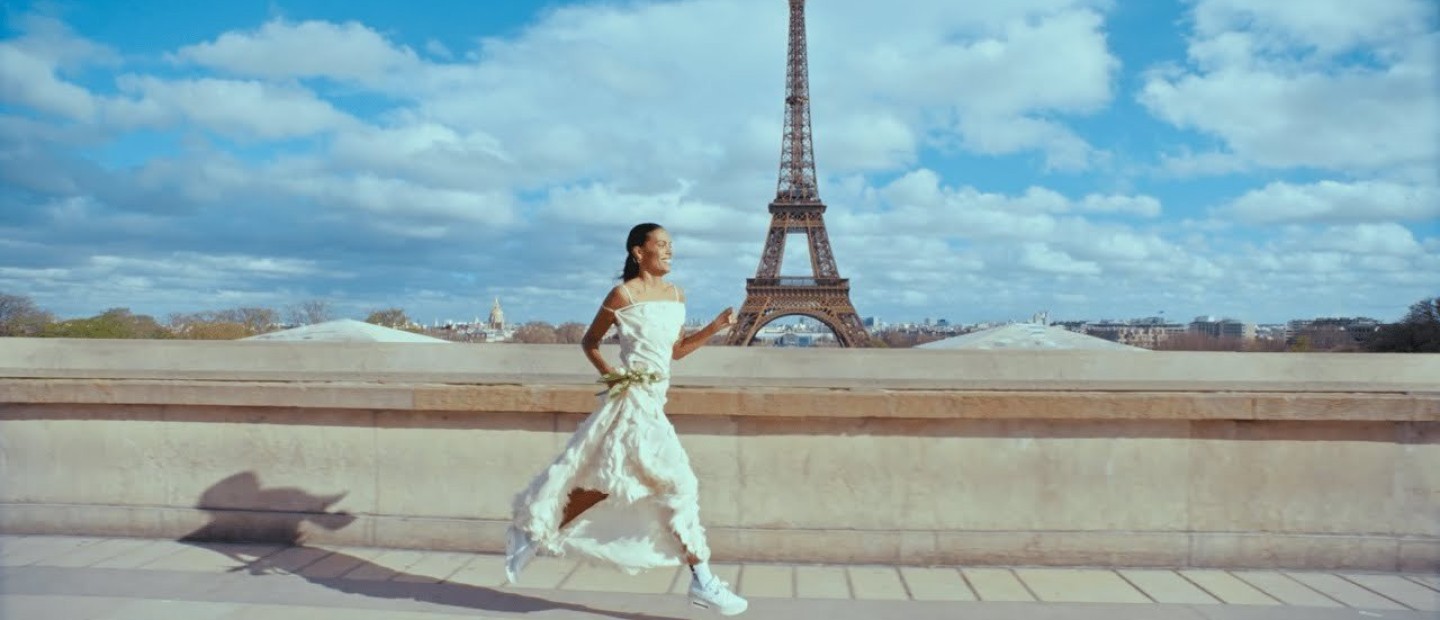 O Jacquemus σκηνοθετεί τη νέα καμπάνια της Nike στην Πόλη του Φωτός