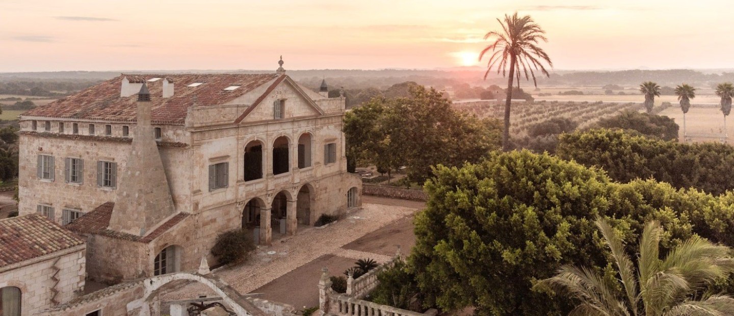Menorca: Ειδυλλιακές διακοπές στο δημοφιλές νησί που ανταγωνίζεται την Ίμπιζα και τη Μαγιόρκα 