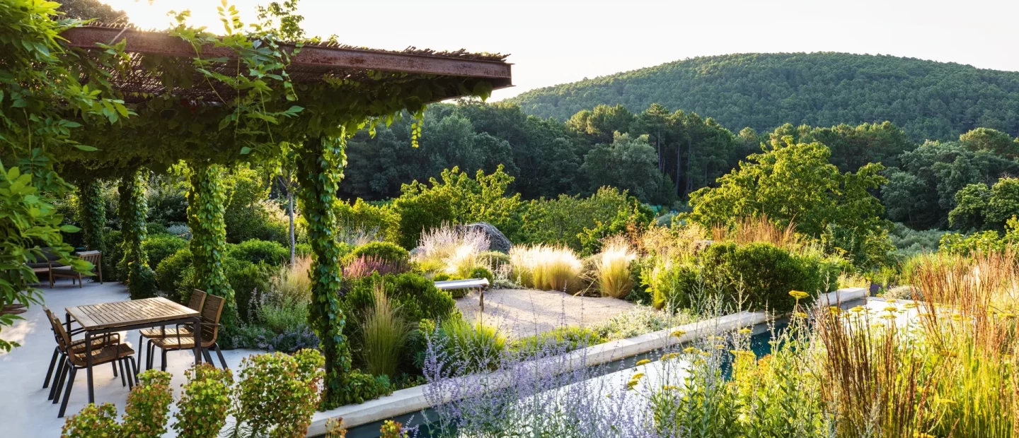 Ένας βιώσιμος κήπος στην Ισπανία με ονειρική θέα από έναν καταπράσινο λόφο