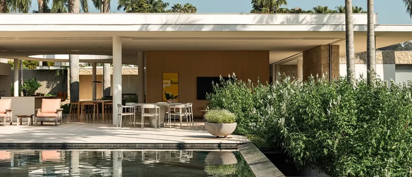 Το Casa das Palmeiras είναι ένα μινιμαλιστικό, γαλήνιο καταφύγιο στο μακρινό São Paulo