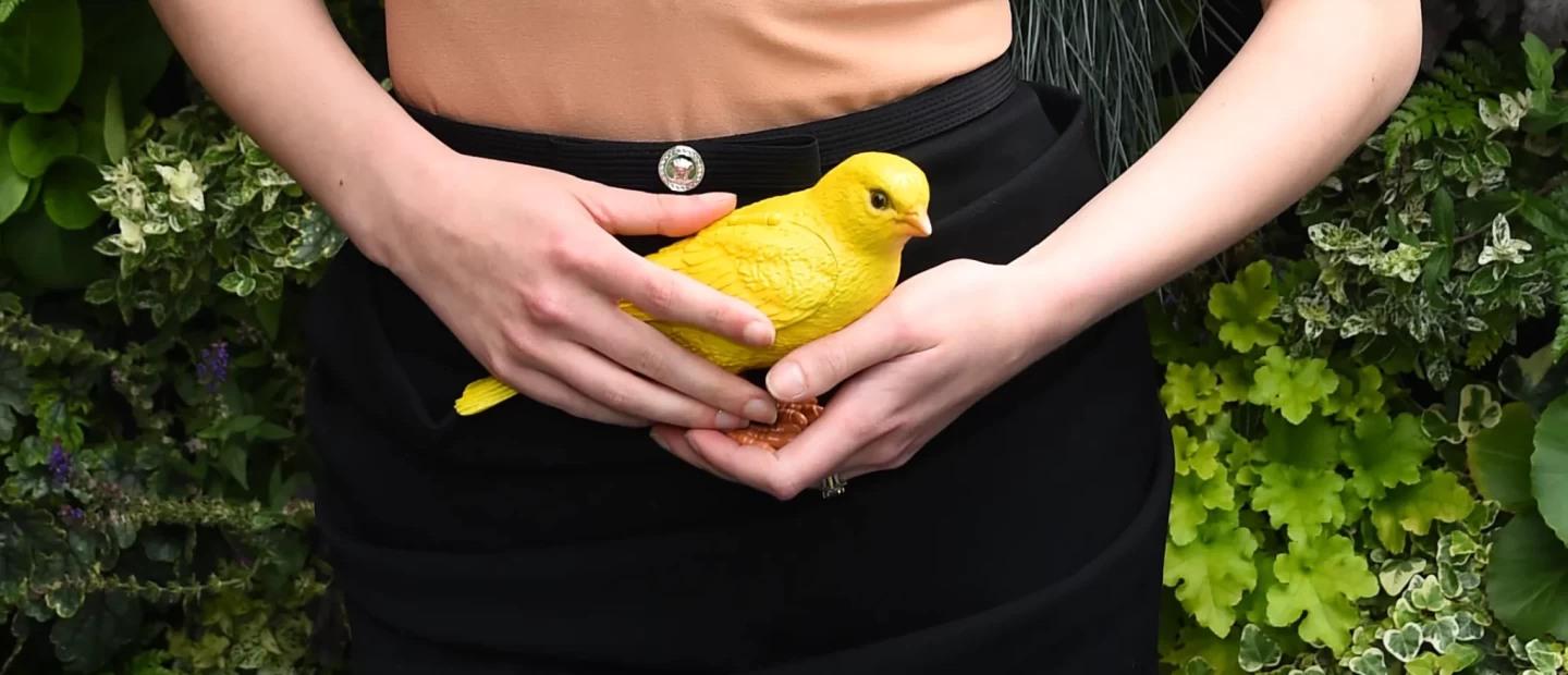 New it-bag: Το νέο JW Anderson clutch έχει ένα σχήμα που σίγουρα δεν περιμένατε